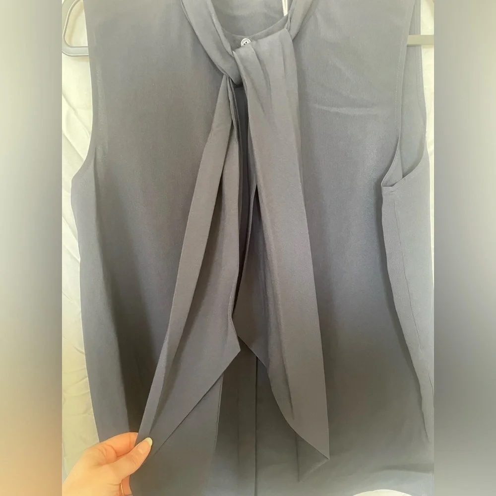 Tory Burch‎ navy blue sleeveless bow blouse